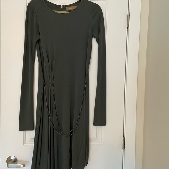 Beautiful dress - Picture 3 of 4